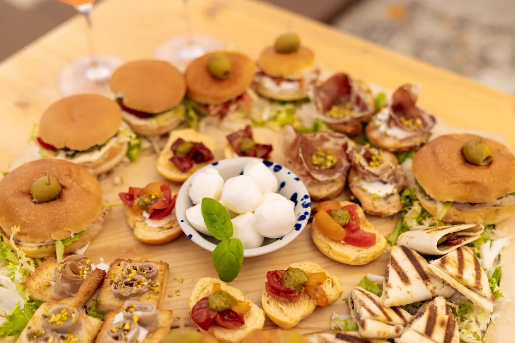 Il tagliere dell’aperitivo: panini, bruschette, mozzarelline e salumi