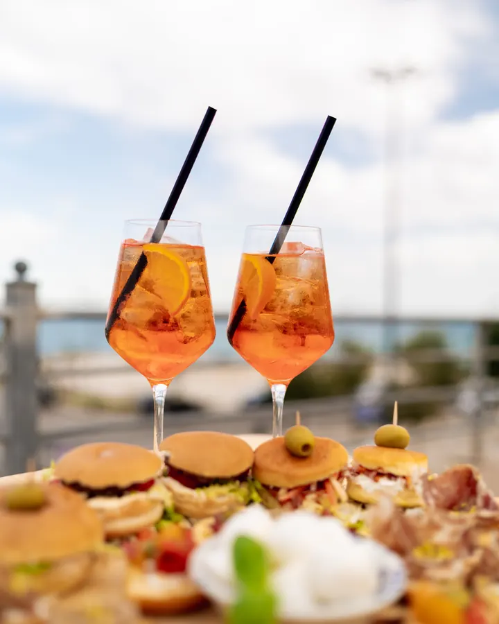 Due spritz e qualcosa da stuzzicare, con il mare sullo sfondo