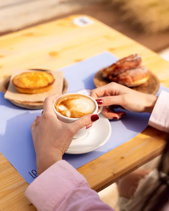 Cappuccino e pasticciotto sul tavolo, al mattino